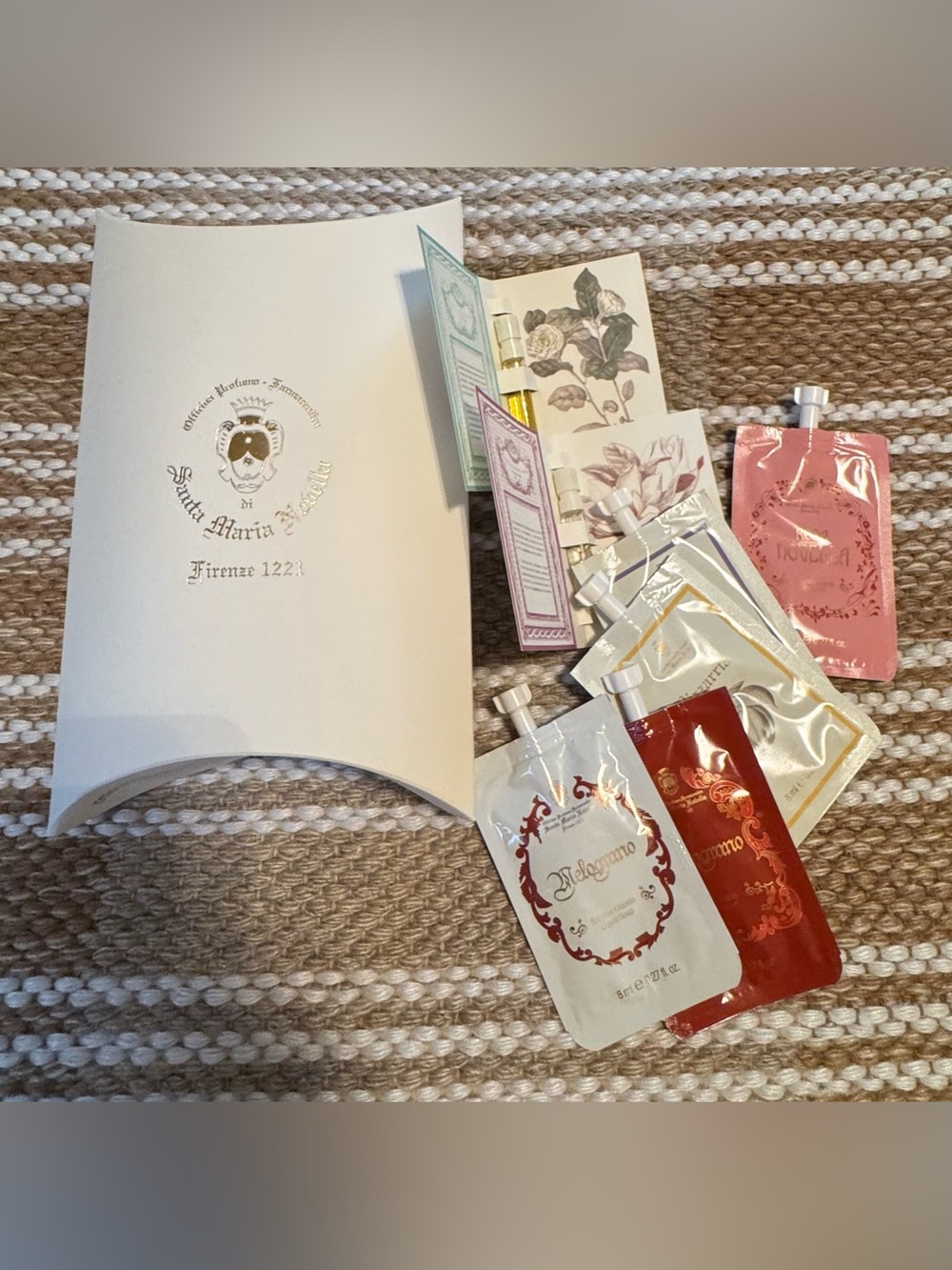 Women’s Skincare Sample Pack – Cream & Red